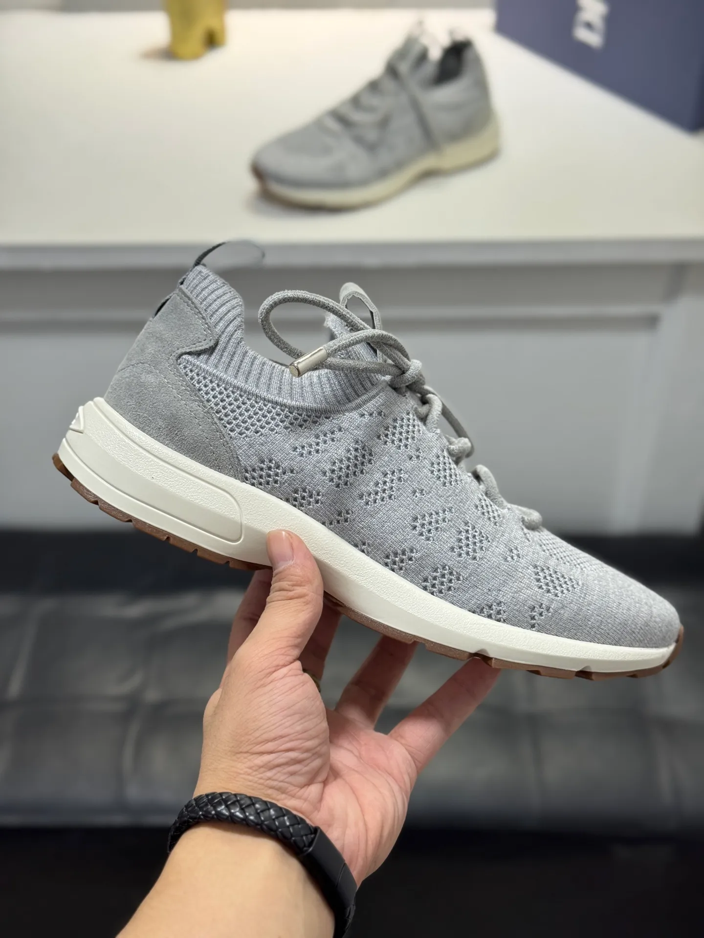 Men's shoes💰400【New style】🎠🎠Dior🔍Top purchasing agent🇮🇹 Di The new super-popular sneakers from the popular sneakers are synchronized with the new counters. The uppers are made of flying woven fabrics, and the logo logo on the tongue is perfectly reproduced with complex craftsmanship that is a must-have for fashionistas. The soles: the original soles are specially provided by the original factory, and the exclusive molded soles are super comfortable. The original factory orders, 🔍🔍multiple colors are available, you can go in and out of the counter at will, welcome to compare, a must-have for fashionable men. Code number: 38-44 (45 customized